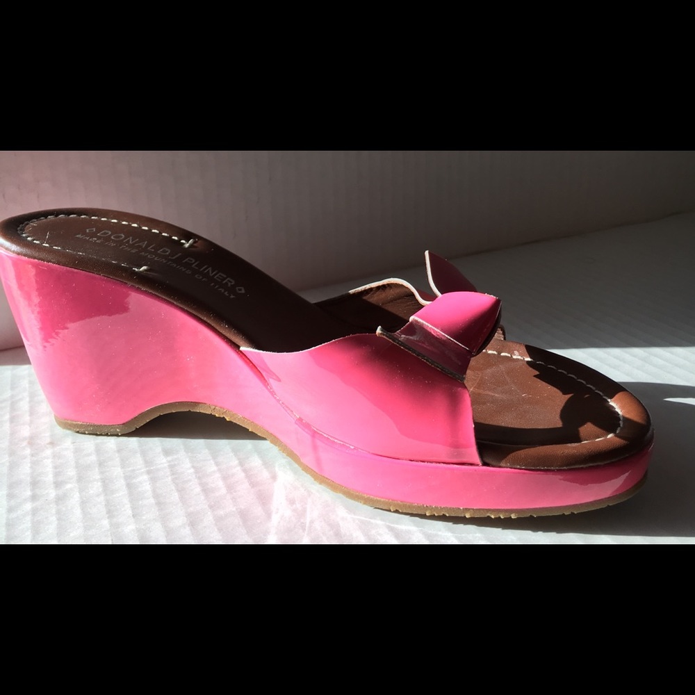 Donald J Pliner Fuchsia Pink Leather Sandals.